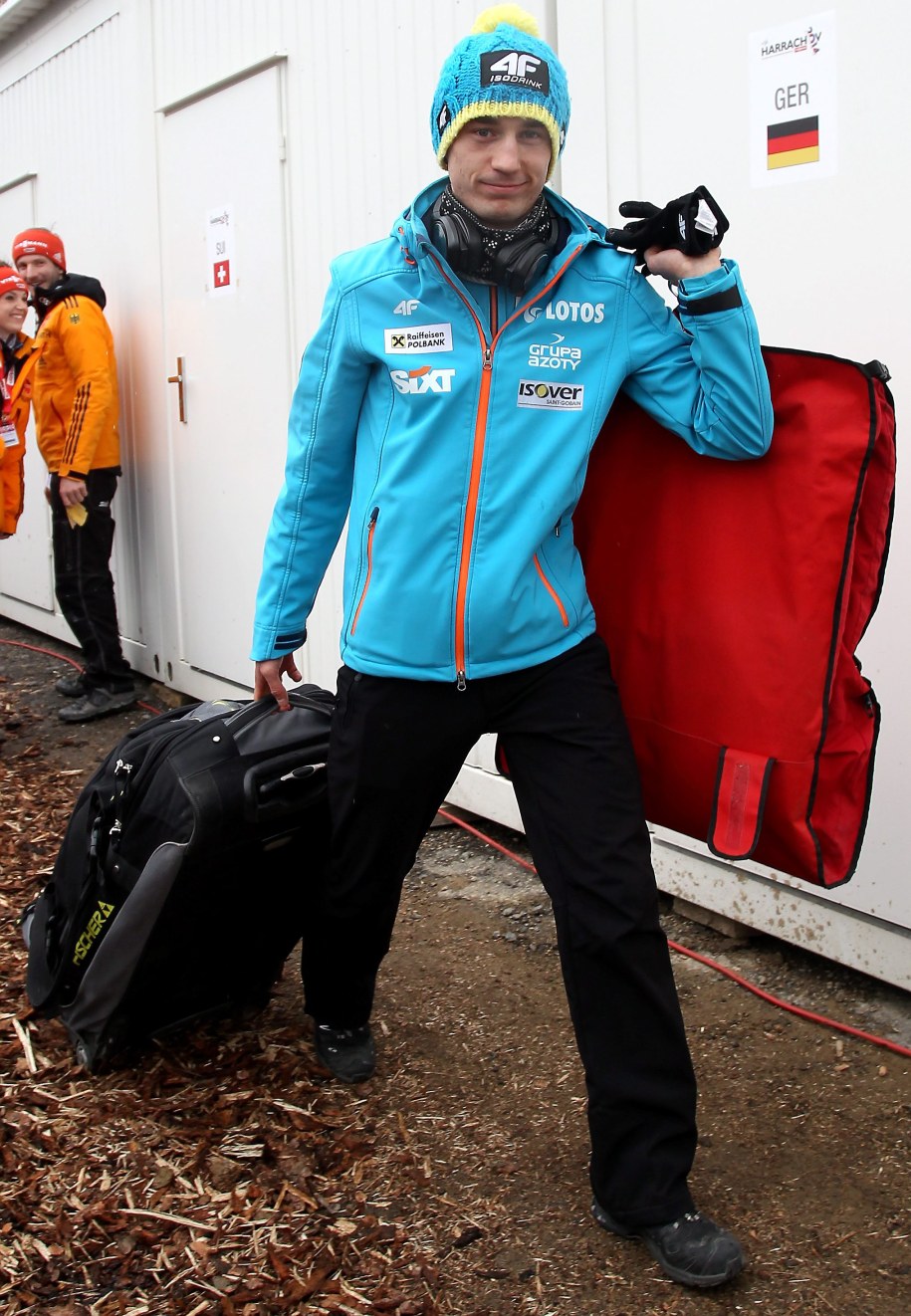 Kamil Stoch w drodze do szatni na skoczni w czeskim Harrachovie /Grzegorz Momot /PAP