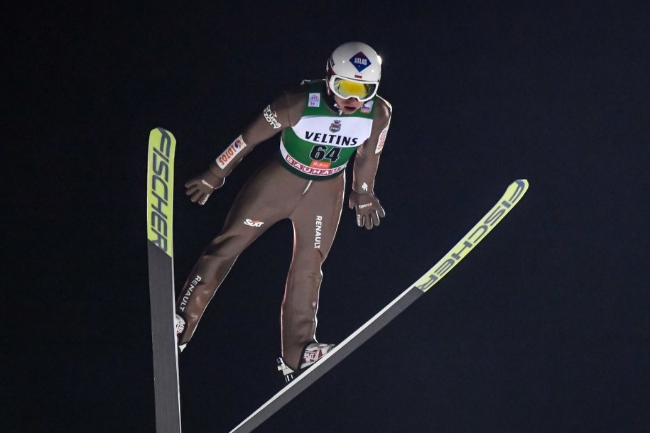 Kamil Stoch w powietrzu podczas niedzielnego konkursu PŚ w Kuusamo /Kimmo Brandt /PAP/EPA