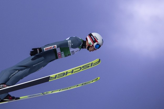 Kamil Stoch w powietrzu podczas sobotniego konkursu PŚ w Engelbergu /URS FLUEELER /PAP/EPA