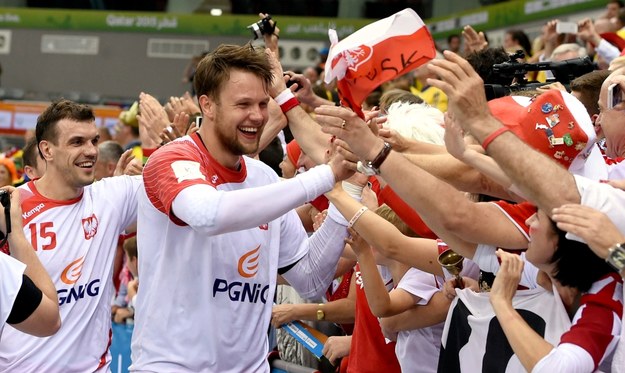 Kamil Syprzak i Michał Jurecki (po lewej) cieszą się z polskimi kibicami ze zwycięstwa nad Szwecją w 1/8 finału MŚ /Gjorgji Licovski /PAP/EPA