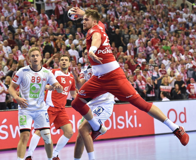 Kamil Syprzak w akcji w meczu grupy 1 mistrzostw Europy przeciwko Norwegii /Jacek Bednarczyk /PAP