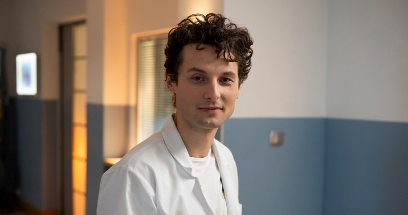 Kamil Zawada (Jakub Łopatka) zostanie nowym szefem kardiochirurgii w Leśnej Górze /Źródło: AIM