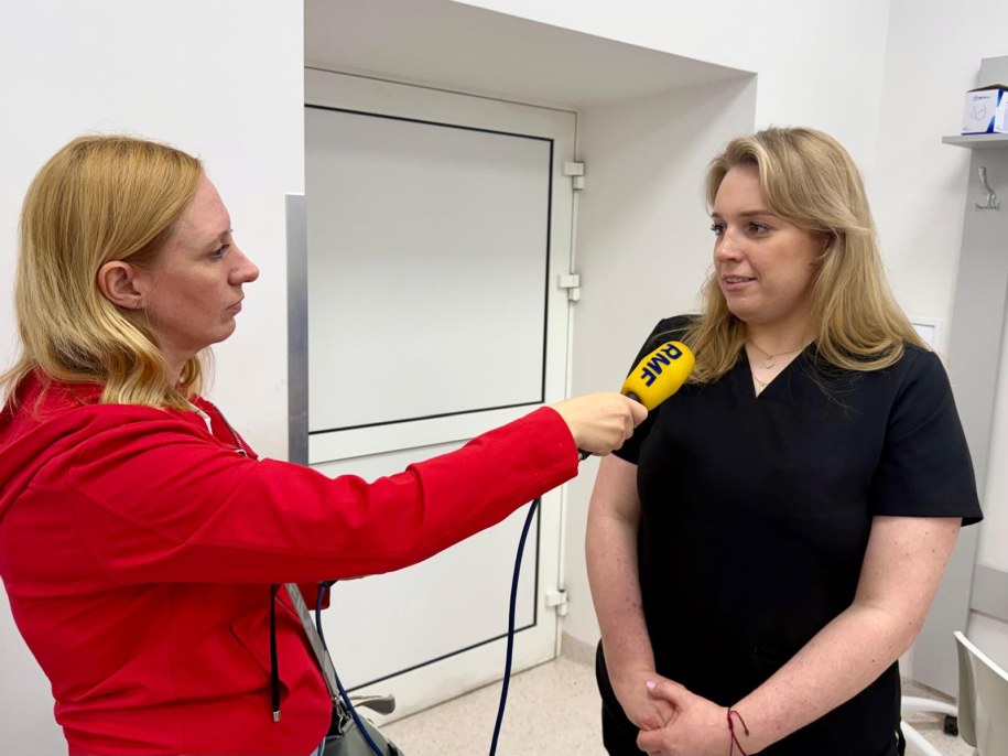 Kamila Konturek-Ziemba rozmawia z fizjoterapeutką Karoliną Tłuszcz /Wojskowy Szpital Kliniczny w Krakowie /