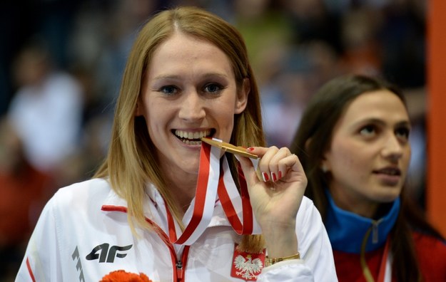 Kamila Lićwinko ze złotym medalem podczas ceremonii dekoracji zawodniczek skoku wzwyż na halowych lekkoatletycznych mistrzostwach świata w sopockiej Ergo Arenie /Bartłomiej Zborowski /PAP