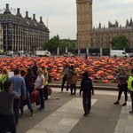 Kamizelki przed brytyjskim parlamentem. Happening ma przypominać o kryzysie wokół uchodźców