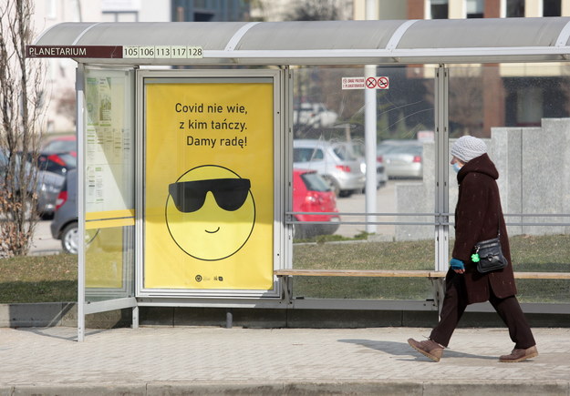 Kampania plakatowa Miejskiego Ośrodka Kultury w Olsztynie nawiązująca do pandemii /Tomasz Waszczuk /PAP/EPA