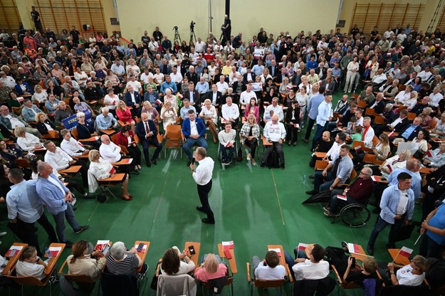 Kampania wyborcza do parlamentu 2023. Przewodniczący PO Donald Tusk podczas otwartego spotkania z mieszkańcami w Rzeszowie /Darek Delmanowicz /PAP