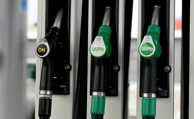 Kampanijne obietnice, ceny paliw i wakacyjne podróże. Nowy tydzień w gospodarce