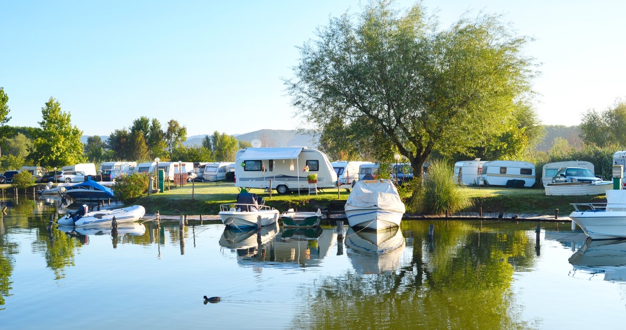 Kamper tańszy od hotelu /123RF/PICSEL