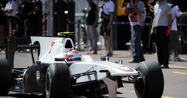 Kamui Kobayashi ze złamanym przednim skrzydłem podczas GP Monaco. /AFP