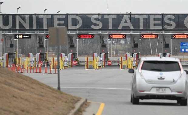 Kanada odgryza się Ameryce. W tle motoryzacja i wojsko