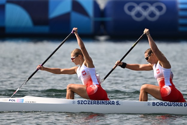 Kanadyjkarki Dorota Borowska i Sylwia Szczerbińska w biegu eliminacyjnym /Adam Warżawa /PAP