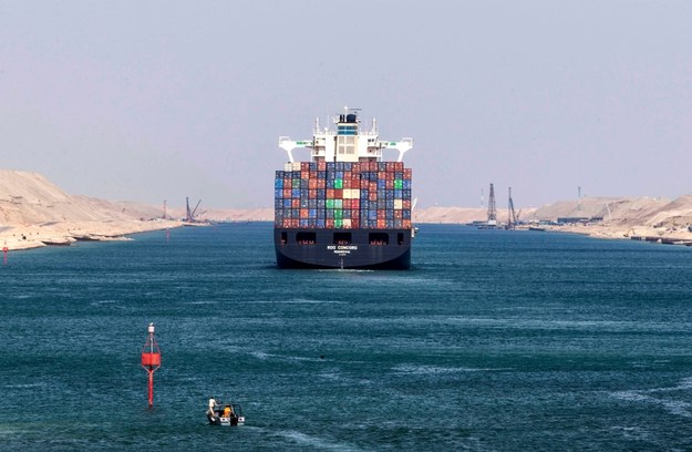 Kanał Sueski łączy Morze Śródziemne z Morzem Czerwonym, zapewniając najkrótsze połączenie morskie między Azją a Europą /PAP/EPA