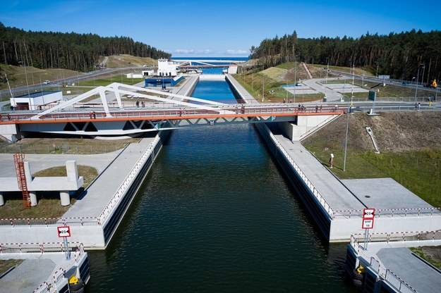 Kanał żeglugowy, będący częścią drogi wodnej łączącej Zalew Wiślany z Zatoką Gdańską, otwarto 17 września 2023 r. / 	Adam Warżawa    /PAP