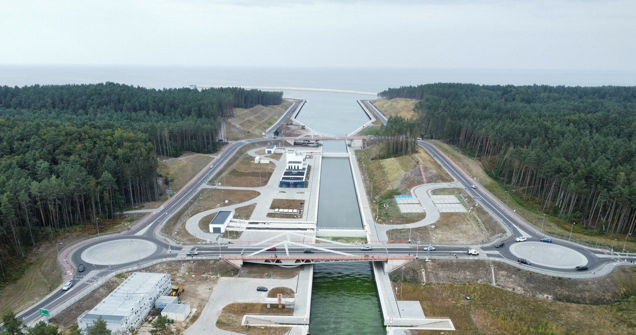 Kanał żeglugowy będący częścią nowej drogi wodnej łączącej Zalew Wiślany z Zatoką Gdańską otwarto we wrześniu 2022 r. /Piotr Molecki /East News