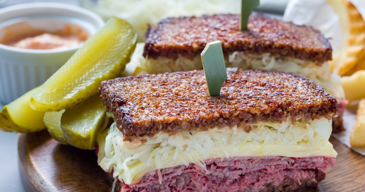 Kanapka Ruben to sycąca przekąska, idealna dla miłośników wołowiny /iuliian /123RF/PICSEL
