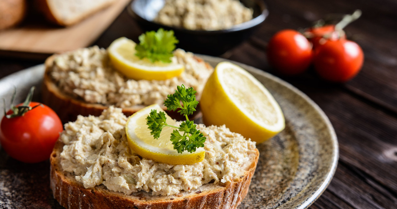 Kanapki z pastą rybną to dobry pomysł na śniadanie i kolację /123RF/PICSEL