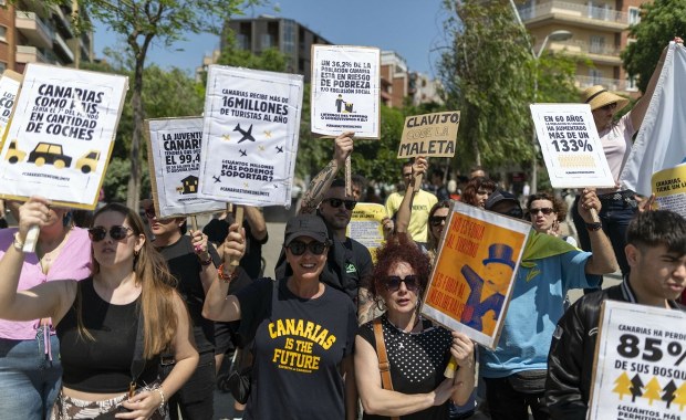 "Kanary" mają dość. Tysiące na ulicach przeciwko inwazji turystycznej