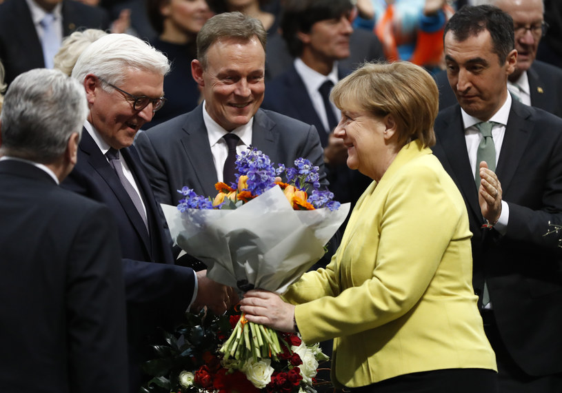 Kanclerz Angela Merkel gratuluje Frankowi-Walterowi Steinmeierowi /ODD ANDERSEN /AFP