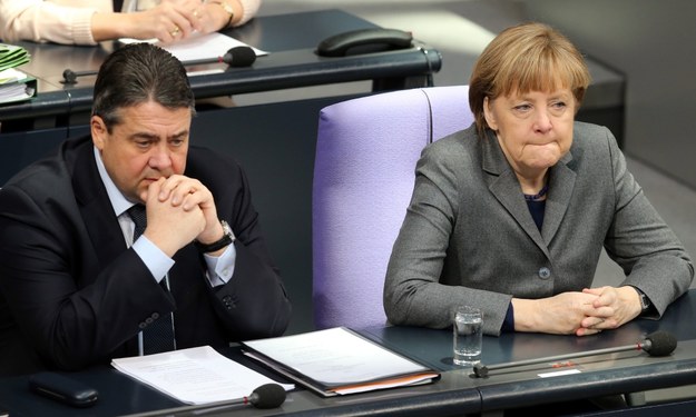 Kanclerz Angela Merkel i wicekanclerz Sigmar Gabriel /WOLFGANG KUMM /PAP/EPA