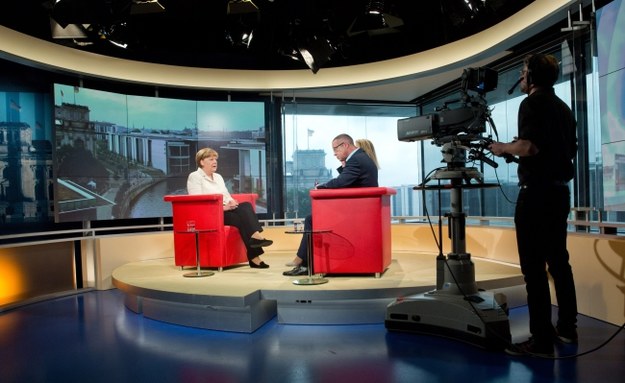 Kanclerz Angela Merkel w studiu telewizji ARD /PAP/EPA/JOERG CARSTENSEN /PAP/EPA