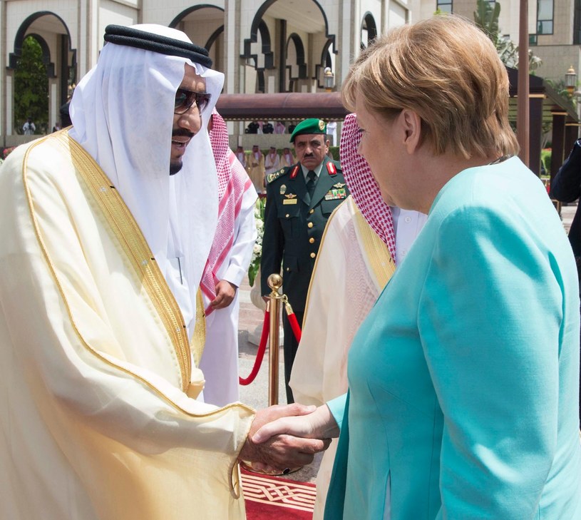 Kanclerz Angela Merkel w towarzystwie króla Salmana ibn Abd al-Aziza as-Sauda /PAP/EPA
