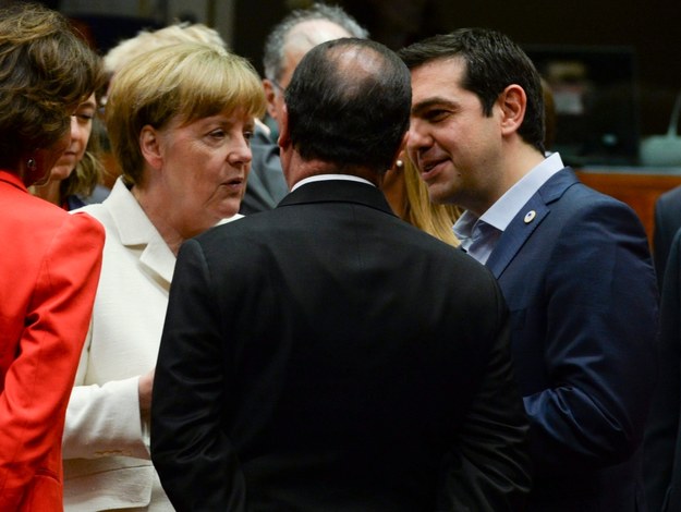 Kanclerz Niemiec Angela Merkel i premier Grecji Aleksis Cipras (po prawej) oraz prezydent Francji Francois Hollande (tyłem) w Brukseli tuż przed rozpoczęciem obrad szczytu strefy euro /STRINGER/POOL /PAP/EPA