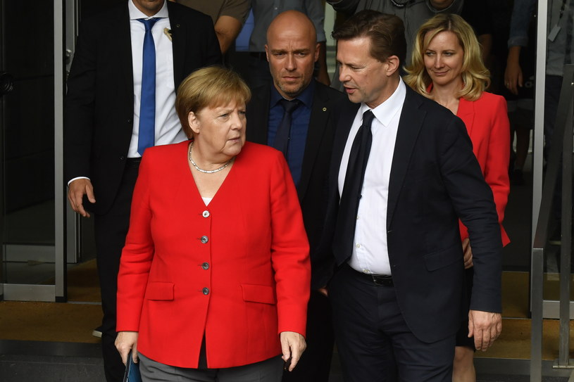 Kanclerz Niemiec Angela Merkel i rzecznik niemieckiego rządu Steffen Seibert /JOHN MACDOUGALL /AFP