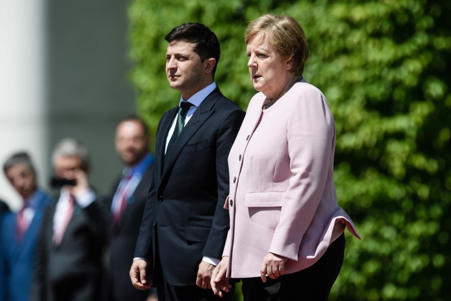 Kanclerz Niemiec Angela Merkel podczas oficjalnego powitania prezydenta Ukrainy w Berlinie nie była w stanie opanować drżenia ciała /Clemens Bilan /PAP/EPA
