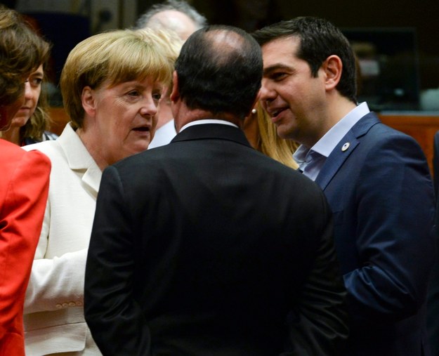 Kanclerz Niemiec Angela Merkel, premier Grecji Aleksis Cipras (po prawej) i prezydent Francji Francois Hollande (tyłem) w czasie szczytu strefy euro w Brukseli /STRINGER/POOL /PAP/EPA