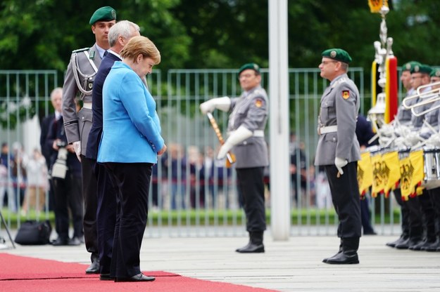 Kanclerz Niemiec Angela Merkel próbuje powstrzymać drgawki podczas powitania premiera Finlandii Anttiego Rinne /HAYOUNG JEON /PAP/EPA