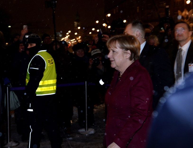 Kanclerz Niemiec Angela Merkel w drodze do hotelu Bristol /Jacek Turczyk /PAP