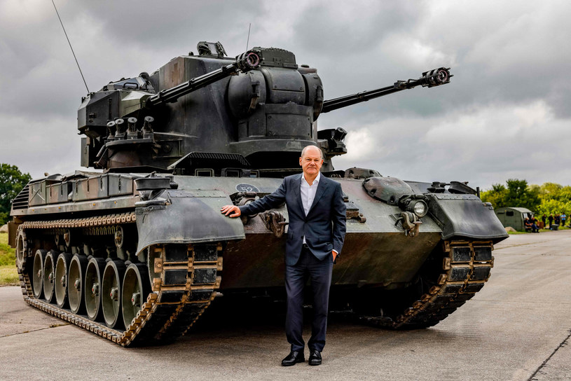 Kanclerz Niemiec Olaf Schol z działem przeciwlotniczym Gepard /Axel Heimken / AFP /East News