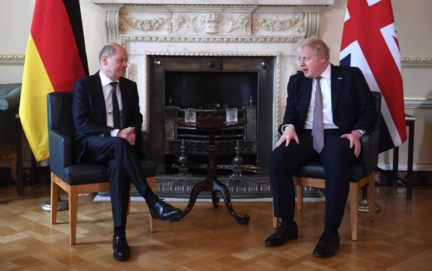 Kanclerz Niemiec Olaf Scholz i brytyjski premier Boris Johnson /NEIL HALL / POOL /PAP/EPA