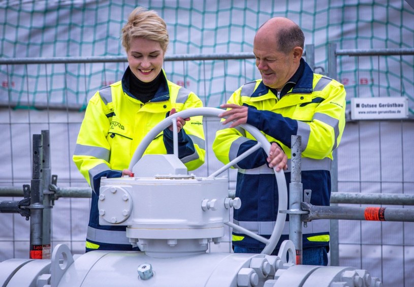 Kanclerz Niemiec Olaf Scholz (P) i Manuela Schwesig, premier Meklemburgii-Pomorza Przedniego (L) podczas inauguracji terminala dostaw skroplonego gazu ziemnego (LNG) /JENS BUTTNER / DPA / dpa Picture-Alliance via AFP /AFP