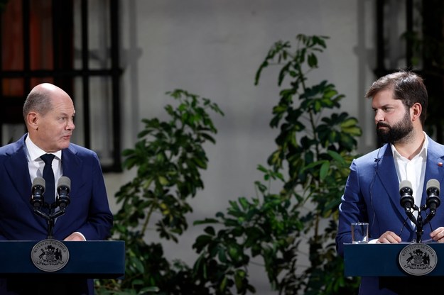 Kanclerz Niemiec Olaf Scholz (po lewej) i prezydent Chile Gabriel Boric /ELVIS GONZALEZ /PAP/EPA