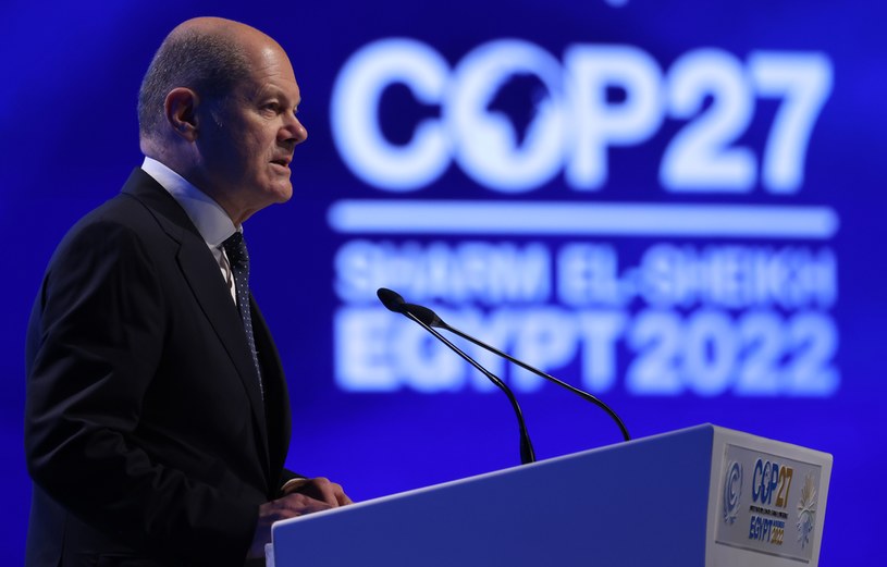 Kanclerz Niemiec Olaf Scholz podczas szczytu klimatycznego COP27 ostrzegł przed "renesansem" paliw kopalnych. Stwierdził, że przyszłością są energetyka wiatrowa, słoneczna i zielony wodór /Sean Gallup /Getty Images