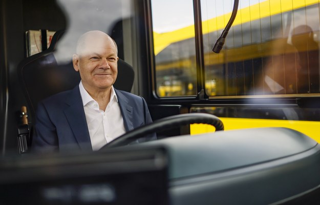 Kanclerz Olaf Scholz za kierownica autobusu lansuje bilet za 49 euro /HANNIBAL HANSCHKE /PAP/EPA
