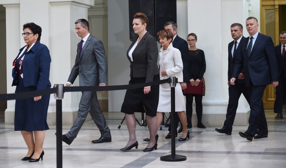 Kandydaci na ministrów od lewej: Teresa Piotrowska (MSW), Mateusz Szczurek (finanse), Małgorzata Omilanowska (kultura), Maria Wasiak (MIR), Janusz Piechociński (gospodarka), Bartosz Arłukowicz (zdrowie) i Tomasz Siemoniak (MON) /Radek Pietruszka /PAP