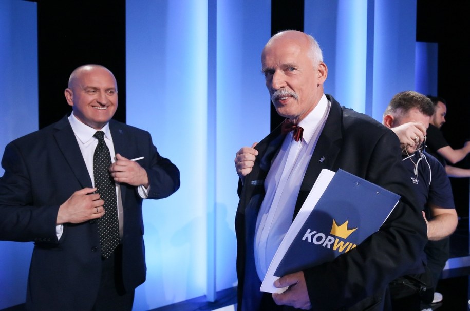 Kandydaci na urząd prezydenta Janusz Korwin-Mikke (po prawej) i Marian Kowalski po debacie prezydenckiej w studiu TVP /Paweł Supernak /PAP