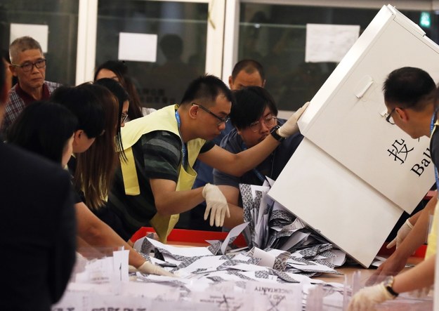 Kandydaci obozu demokratycznego zdobyli ponad połowę, czyli 300 na 492 mandatów w wyborach do rad dzielnicowych /EPA/JEON HEON-KYUN /PAP