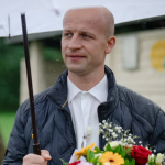 Kandydaci zamieszkali u rolników. Jeden z nich dostał na prezent... krowę!