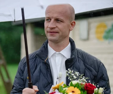Kandydaci zamieszkali u rolników. Jeden z nich dostał na prezent... krowę!