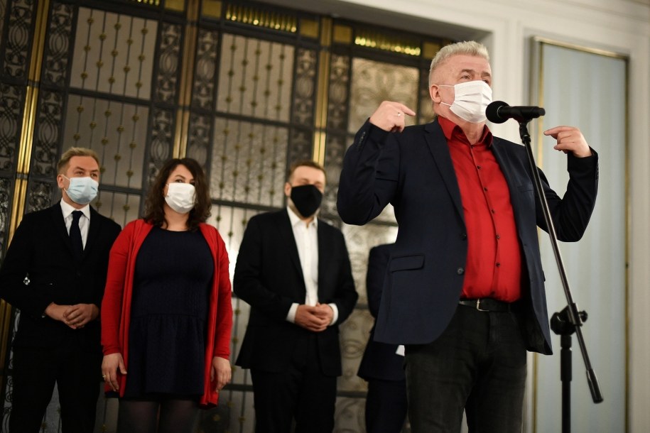 Kandydat klubu Lewicy na RPO Piotr Ikonowicz z żoną Agatą Nosal-Ikonowicz (2L) oraz eurposeł Robert Biedroń i poseł Lewicy Adrian Zandberg podczas konferencji prasowej w Sejmie / 	Marcin Obara  /PAP