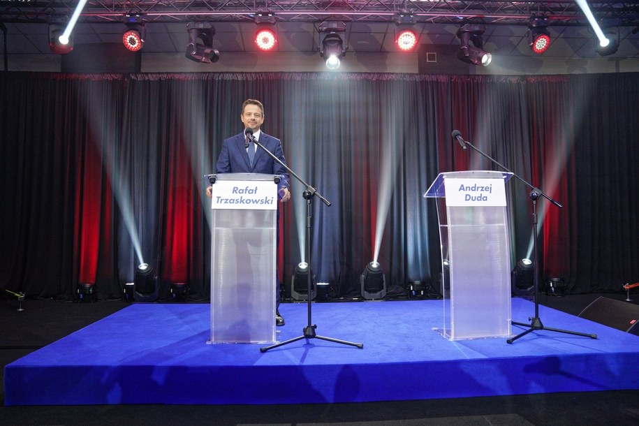 Kandydat KO na prezydenta Rafał Trzaskowski podczas "Areny prezydenckiej" w Lesznie. Druga mównica czekała na prezydenta Andrzeja Dudę /Mateusz Marek /PAP