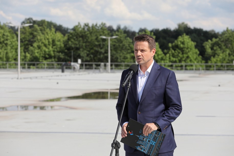 Kandydat KO na prezydenta Rafał Trzaskowski podczas konferencji "Nowy zbiornik retencyjny w Warszawie" /Paweł Supernak /PAP