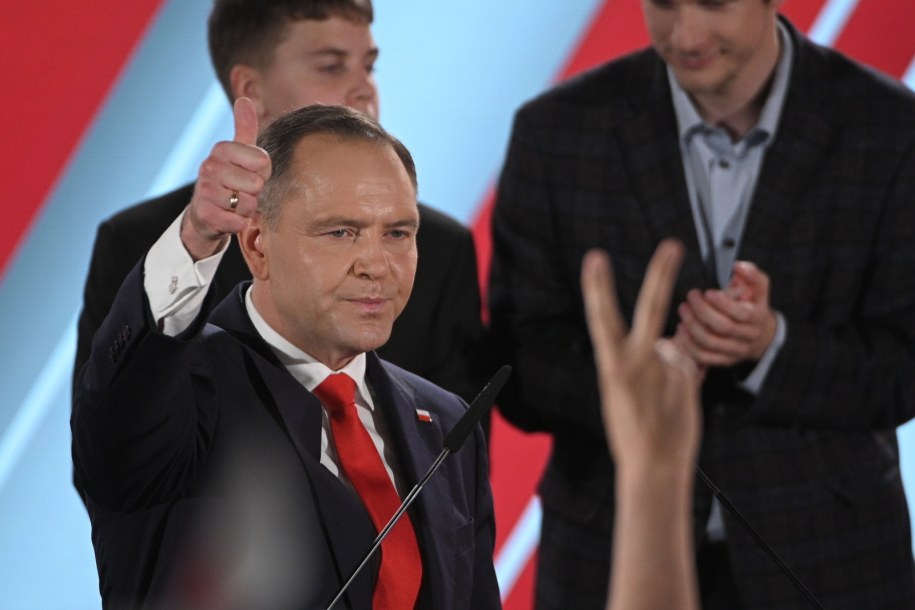 Kandydat Komitetu Obywatelskiego, popierany przez PiS prezes IPN Karol Nawrocki w swoim sztabie wyborczym /Marcin Obara /PAP