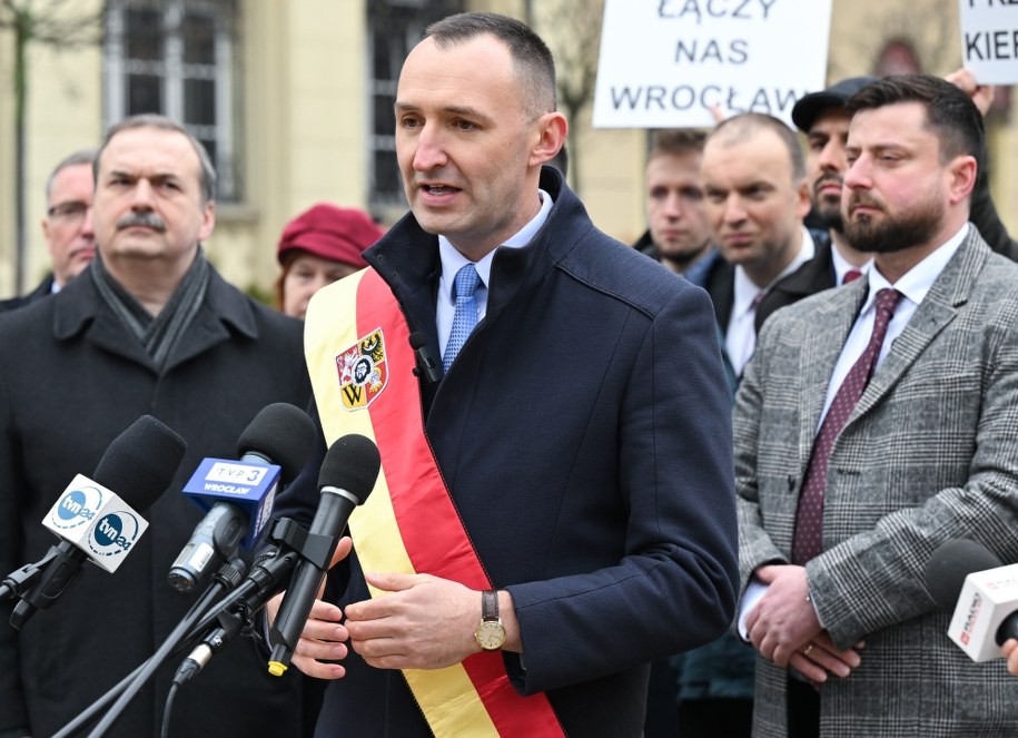 Kandydat Konfederacji na prezydenta miasta Robert Grzechnik (C) /Maciej Kulczyński /PAP