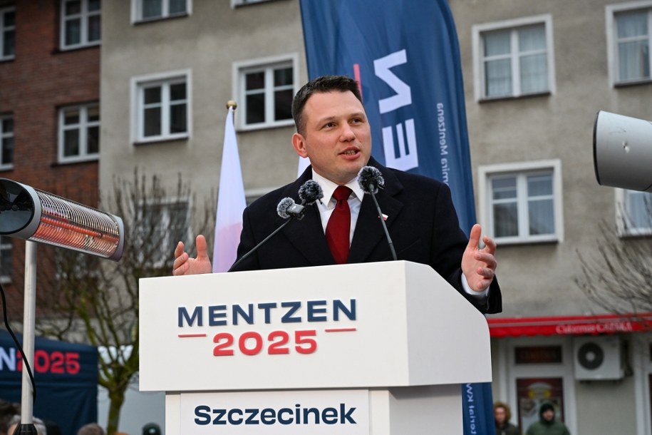 Kandydat Konfederacji w wyborach na prezydenta RP Sławomir Mentzen podczas spotkania z wyborcami na Placu Wolności w Szczecinku /Piotr Kowala /PAP