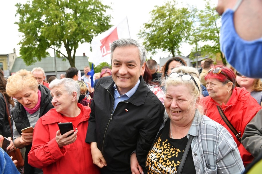 Kandydat Lewicy na Prezydenta RP Robert Biedroń podczas wiecu wyborczego w Pabianicach /	Grzegorz Michałowski   /PAP